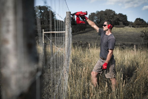 MILWAUKEE M18FFUS-0C FENCING STAPLER