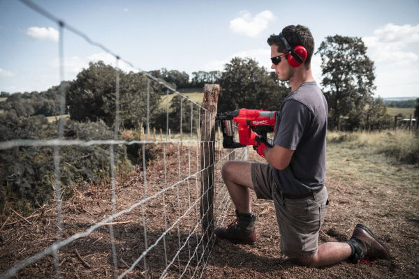 MILWAUKEE M18FFUS-0C FENCING STAPLER